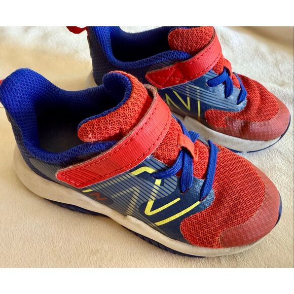 Nike Little Boys Rave Run v2 Bungee Lace with Top Strap Size 9.5 - Picture 2 of 9